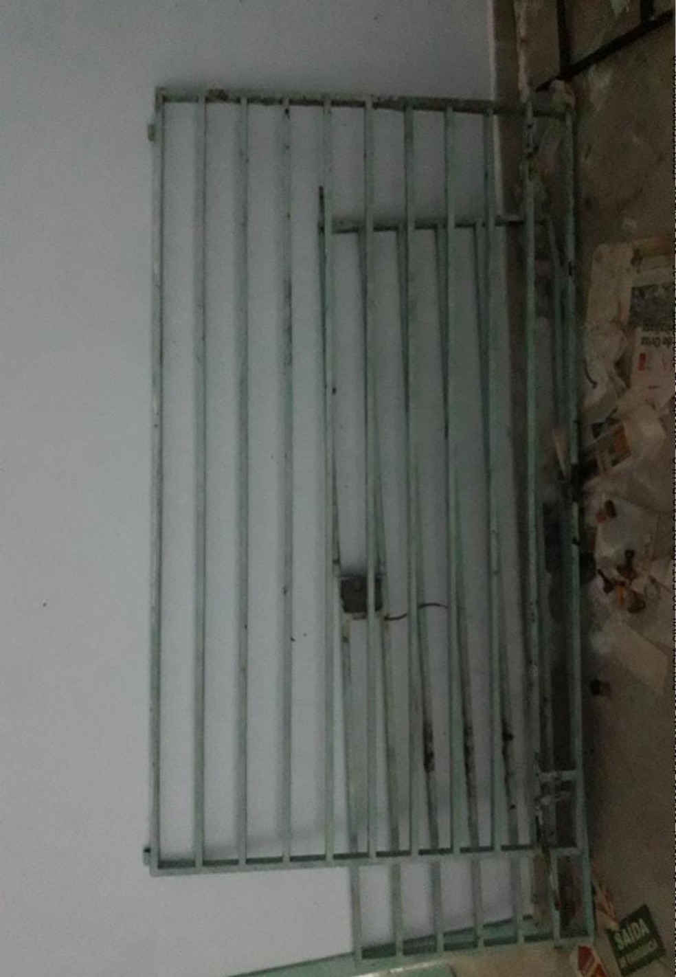 Catador de reciclagens que vendeu portão furtado para comprar leite aos 2 filhos é solto pela Justiça em Taubaté; uma das folhas de portão furtada por ele da A.D.P.M. foi vendida por R$ 30 — Foto: Reprodução 