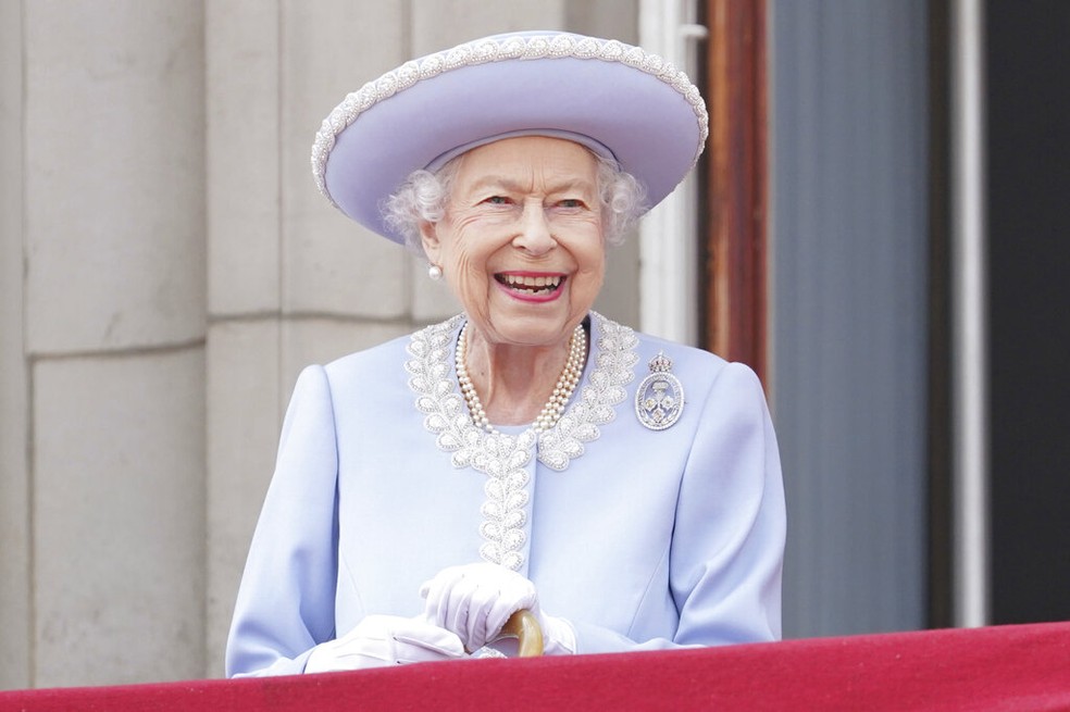 Elizabeth II sorri durante cerimônia de abertura do Jubileu de Platino, em 2 de junho de 2022 — Foto: Associated Press