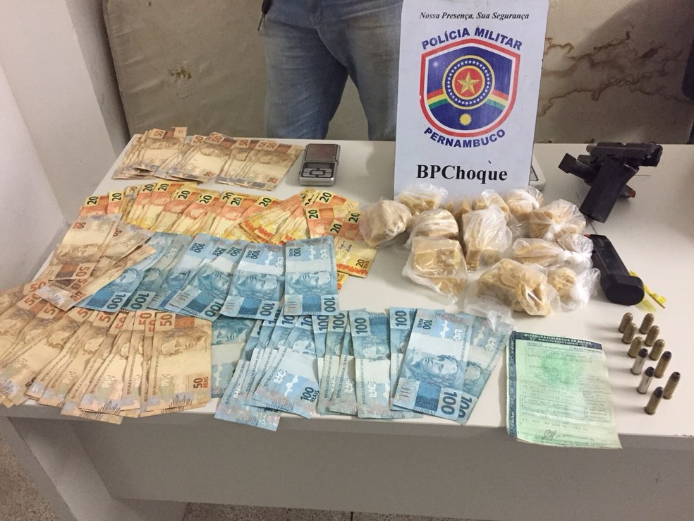Polícia Militar prendeu quatro pessoas com armas, drogas, munições e dinheiro em carro com placa clonada, no Recife (Foto: Divulgação/PMPE)