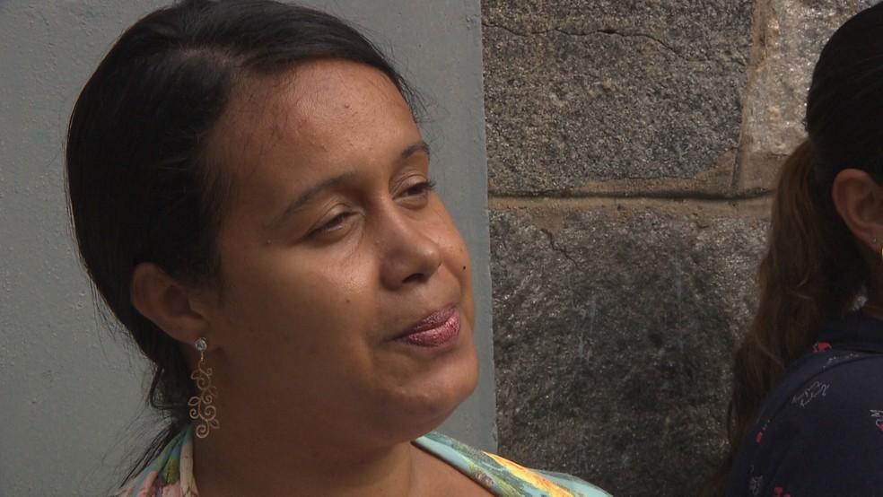 Renata da Silva Lima chegou na fila na noite anterior, para tentar conseguir uma vaga de emprego — Foto: Reprodução/TV Paraíba
