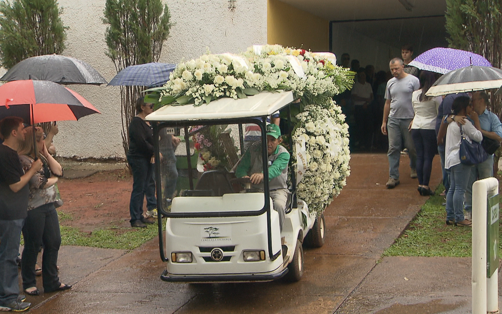 Corpos de pai e filho mortos a tiros na porta de casa em Brasília são velados no Cemitério da Boa Esperança, na capital (Foto: TV Globo/Reprodução)