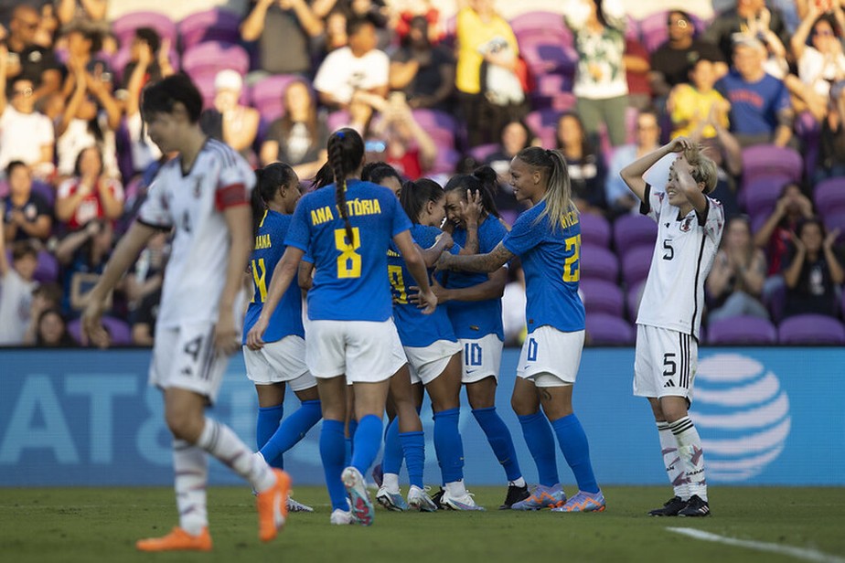 Seleção venceu o Japão com gol de Debinha e assistência de Marta
