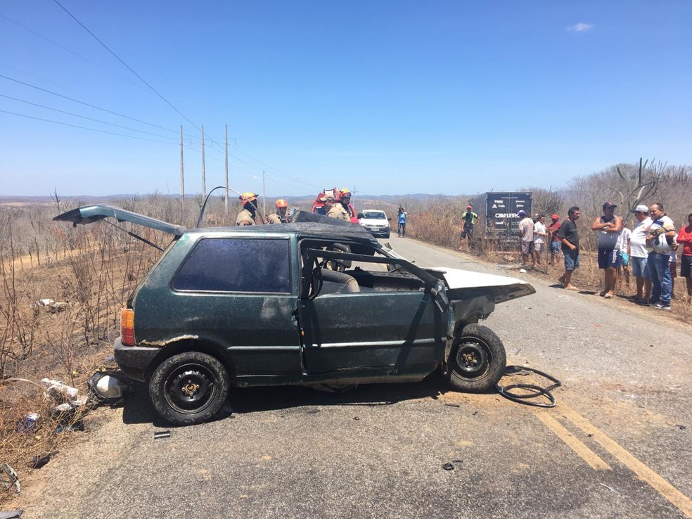 Após colisão com caminhão da banda Cavaleiros do Forró, motorista do carro morreu no local, na PB — Foto: Felipe Valentim/TV Paraíba