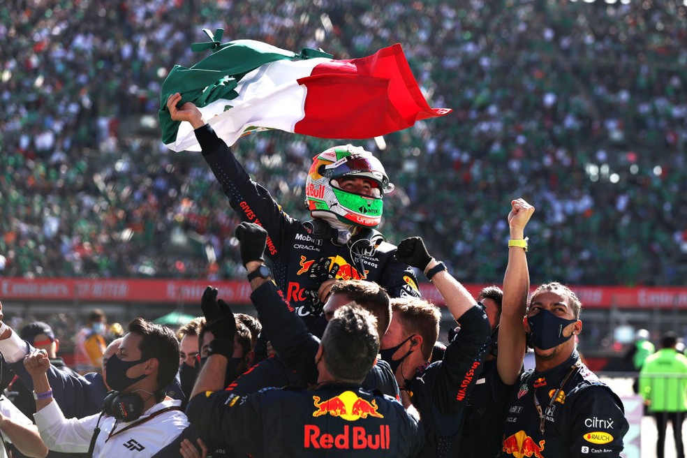 Pérez se tornou o primeiro mexicano a subir ao pódio no GP do México — Foto: Getty Images