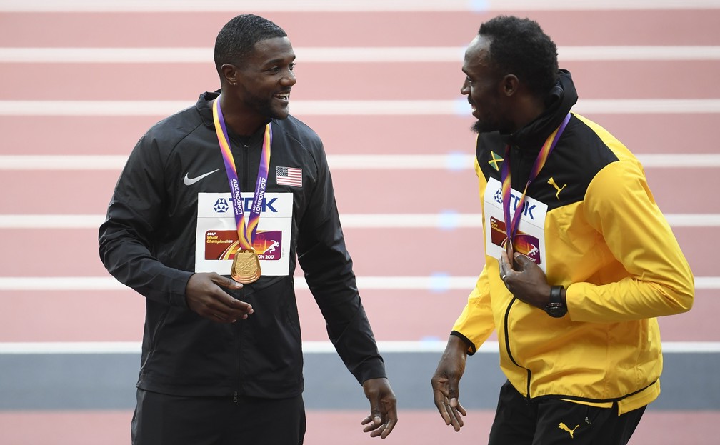 Gatlin, com a medalha de ouro, brinca com Bolt, com o bronze no peito (Foto: Reuters)