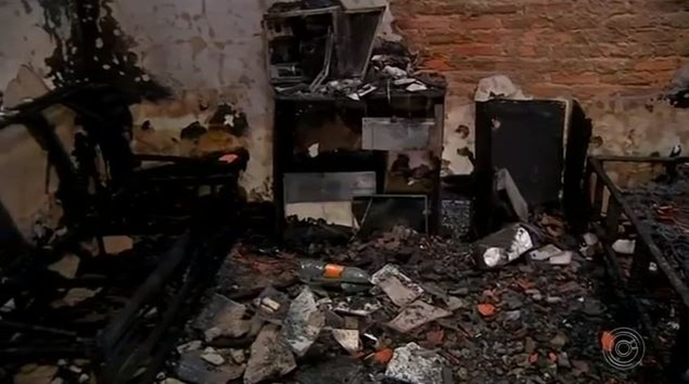 Casa pegou fogo em Angatuba (SP) — Foto: Reprodução/TV TEM