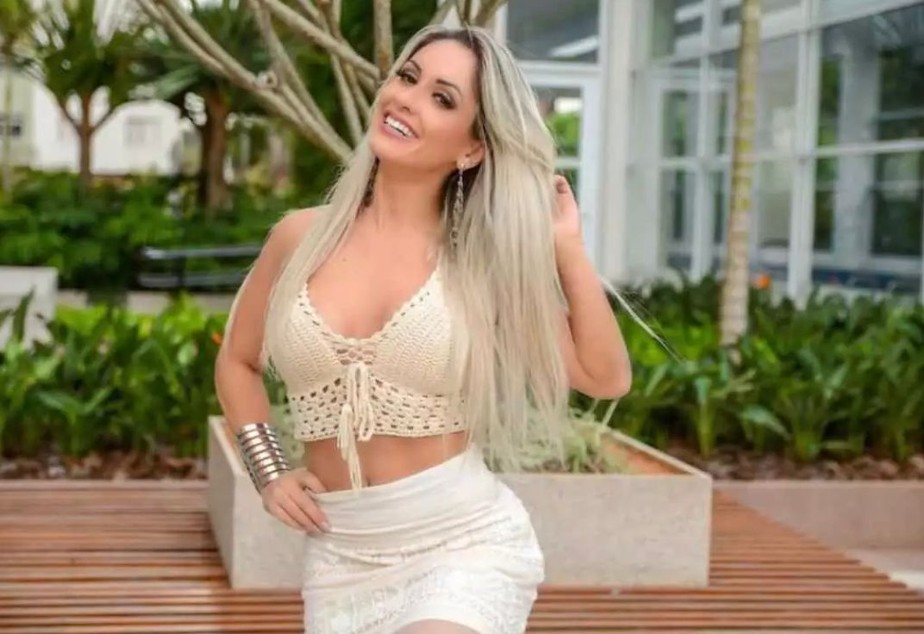 Brasileira, fenômeno no OnlyFans, Iara Ferreira é expulsa de supermercado em Miami por suas roupas