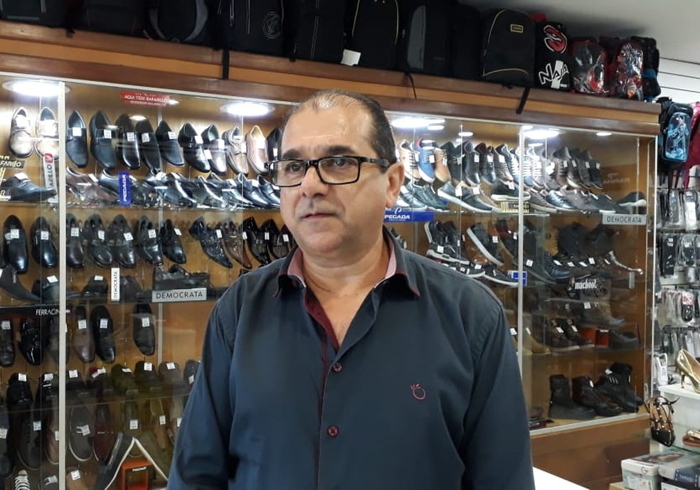 O comerciante José Aparecido espera que 13º impulsione vendas de fim de ano em Porto Velho.  — Foto: Pedro Bentes/G1