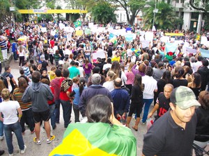 Manifestação em Bragança Paulista reuniu milhares de pessoas que seguiram para o Palácio Santo Agostinho, sede da prefeitura. (Foto: Deusmar Motta/BJD)