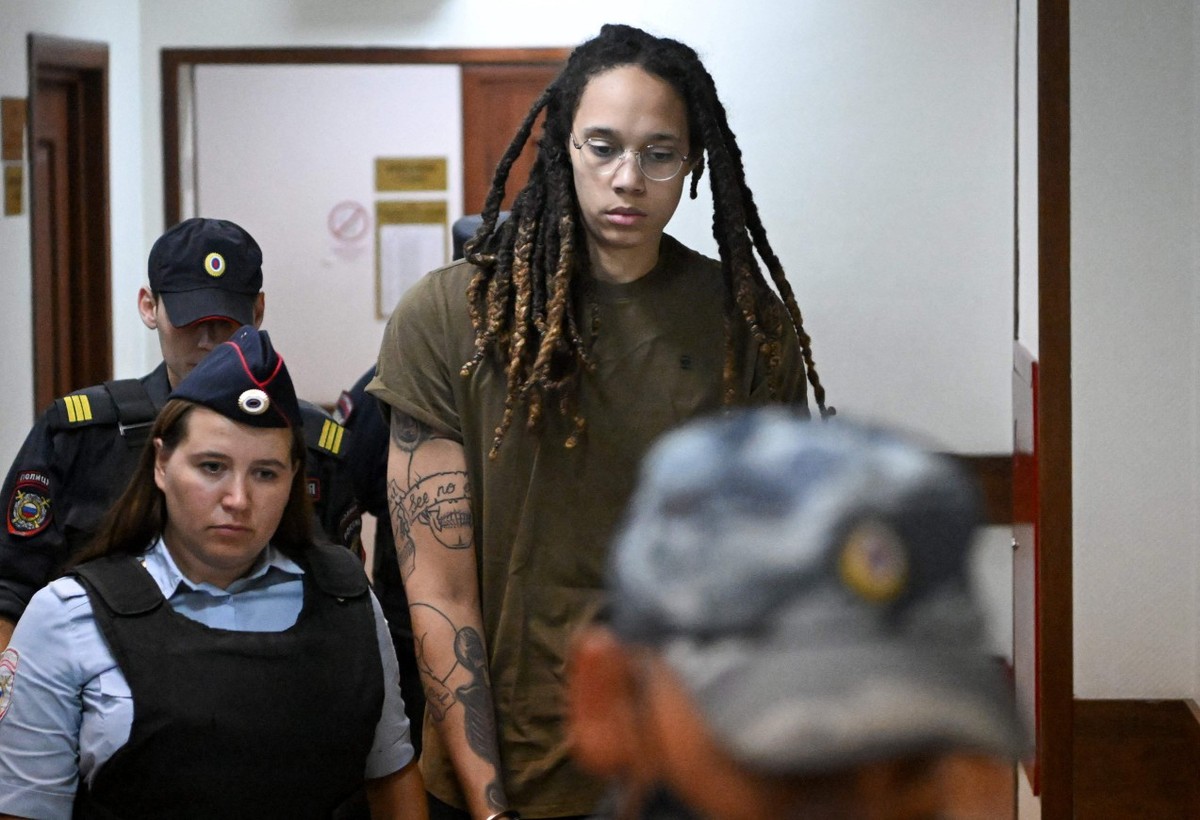 Prisão em que Brittney Griner está detida na Rússia é acusada de violar