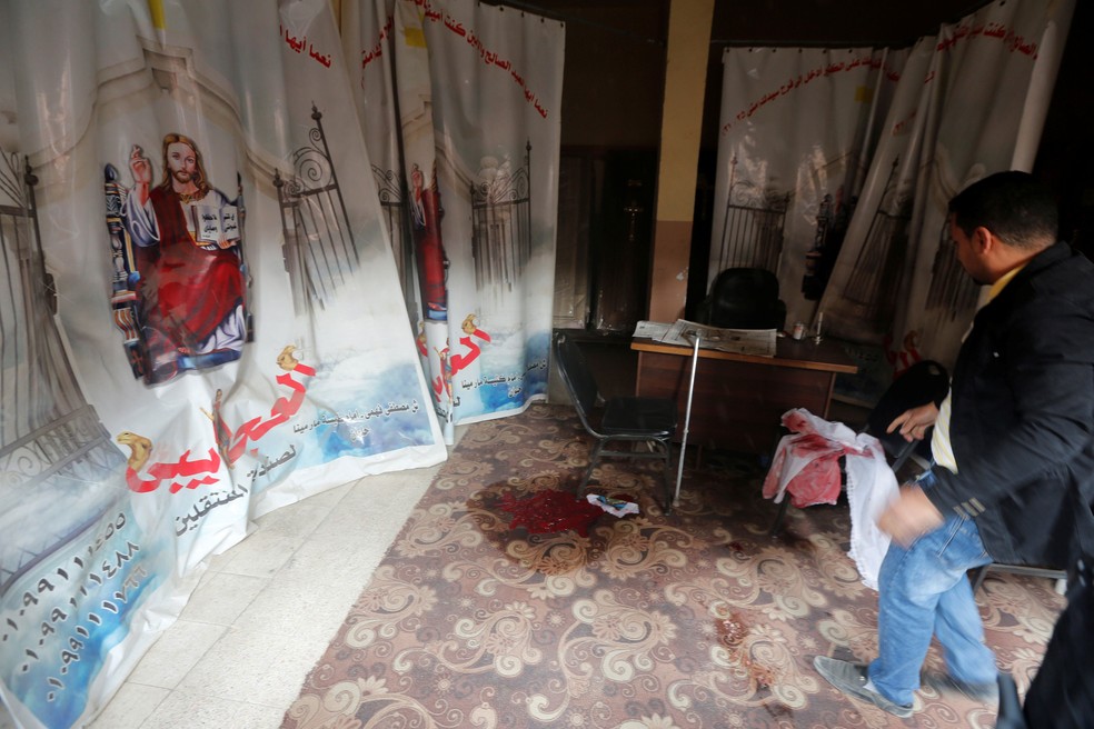 Chão ficou sujo de sangue após atirador atacar igreja copta em Helwan, no Cairo, nesta sexta-feira (29)  (Foto: Amr Abdallah Dalsh/ Reuters)