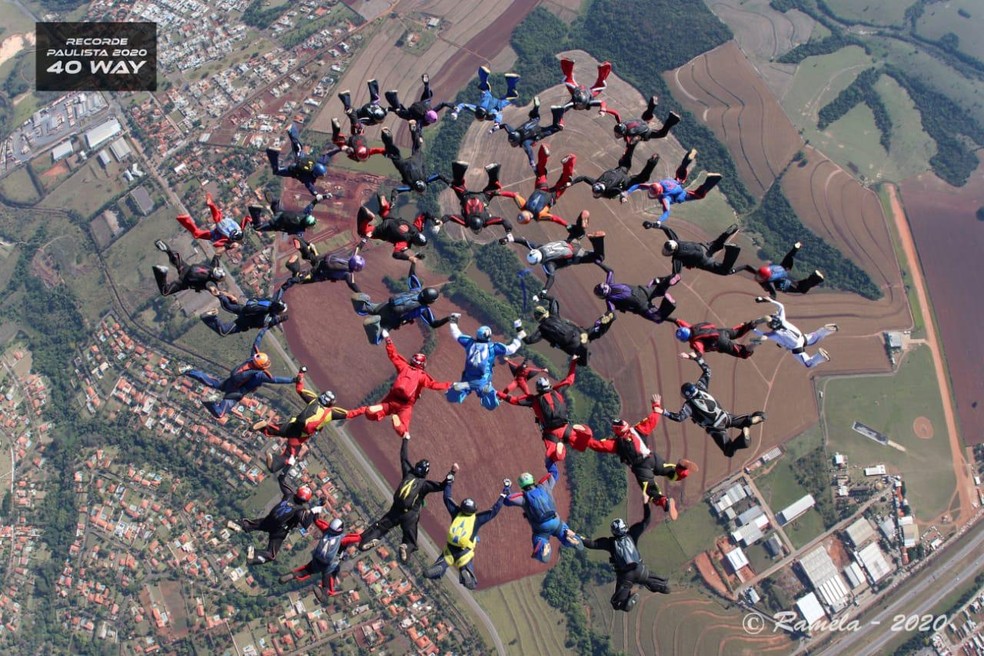 Grupo de atletas se reúne para saltar de paraquedas e quebrar recorde em Boituva — Foto: Ramela 2020/Divulgação