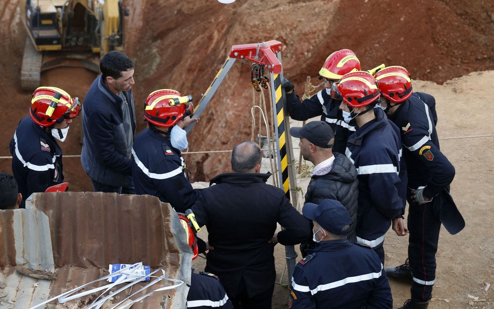 Equipe da Defesa Civil de Marrocos trabalha no resgate do menino Rayan, de cinco anos, que caiu em um poço perto de Bab Berred, na quinta-feira (3) — Foto: AFP