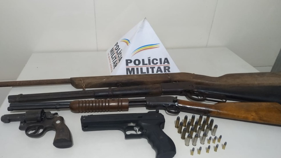 Armas apreendidas na zona rural de Ouro Verde de Minas — Foto: Polícia Militar/Divulgação