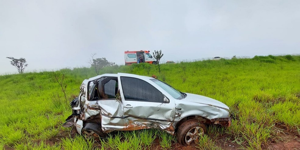 Motorista morre após carro capotar na BR-354, em Rio Paranaíba