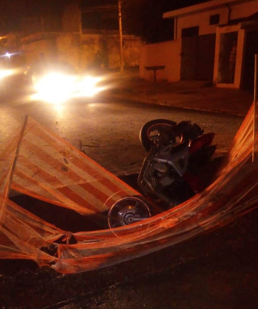 Motoboy cai em buraco aberto pelo Daerp durante entrega de lanche em Ribeirão Preto-SP (Foto: Reprodução/EPTV)