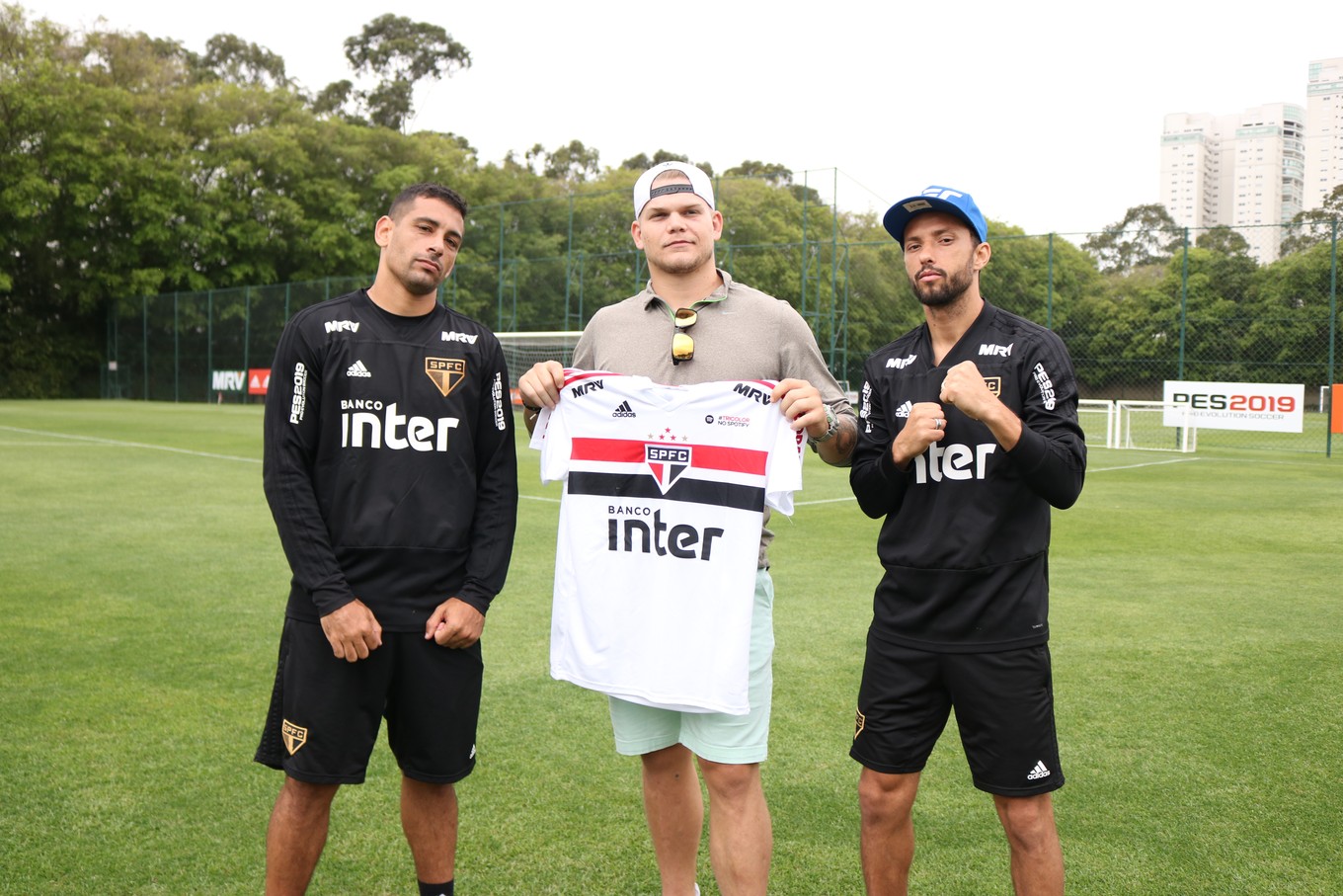 Diego Souza e Nenê dão aula a peso-pesado do UFC e prometem torcida no Ibirapuera