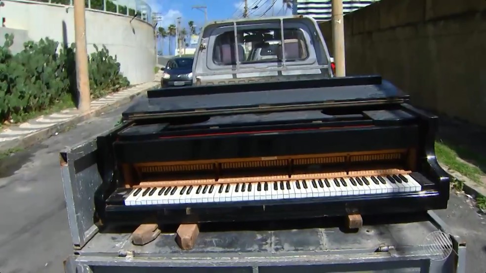 Piano foi levado por dono em carroceria de caminhão (Foto: Reprodução/TV Bahia)