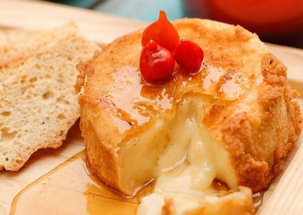 Receita: aperitivo de queijo camembert empanado (Foto: Divulgação)