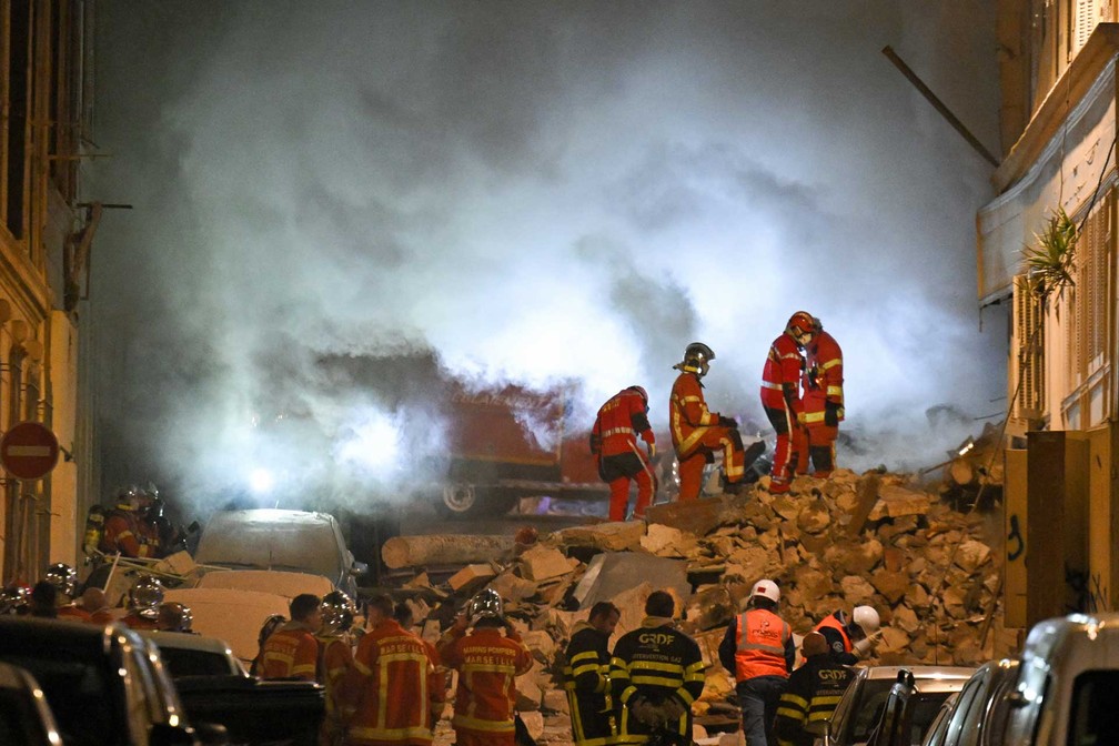 Equipes de resgate trabalham no local onde um prédio desabou na cidade portuária de Marselha, no sul da França — Foto: Nicolas Tucat / AFP Photo