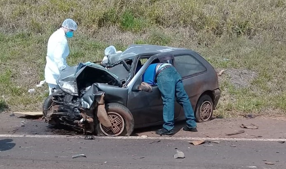Carro bateu em caminhão na tarde deste sábado (12) em Itatinga — Foto: Guarda Civil Municipal/Divulgação