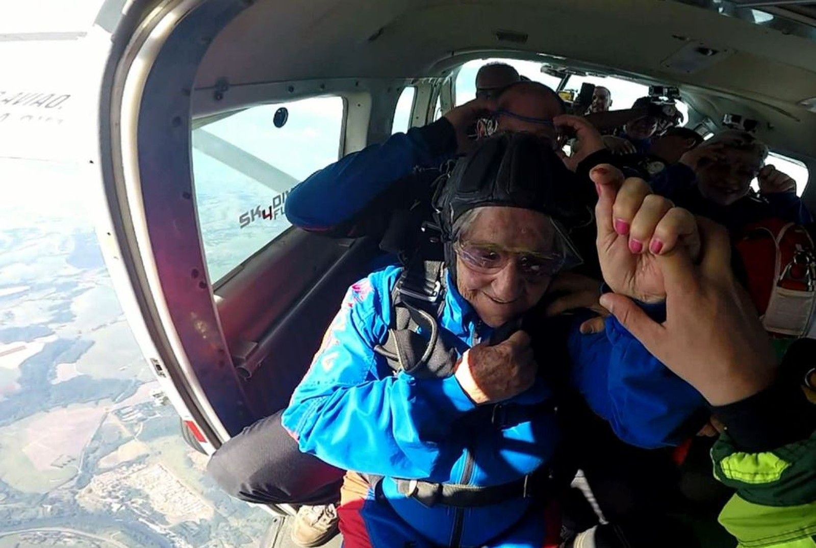 Tataravó salta de paraquedas 