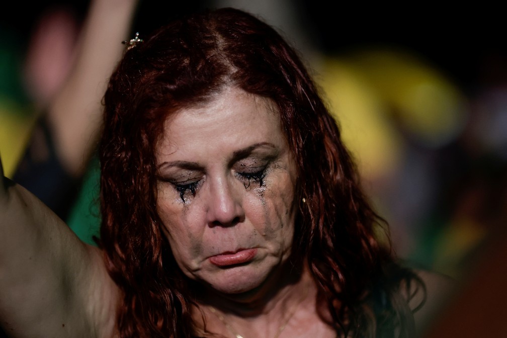 Apoiadora de Bolsonaro chora em Brasília — Foto: REUTERS/Ueslei Marcelino