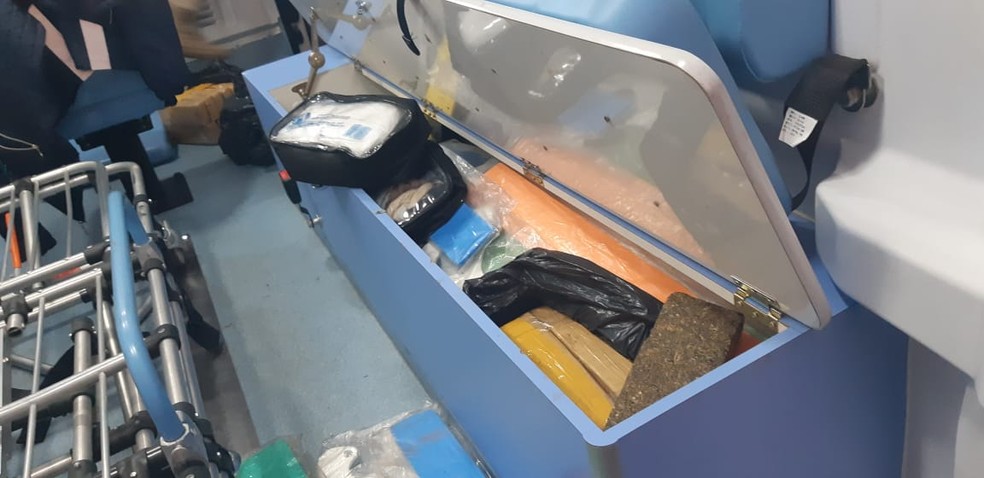 Maconha pesou mais de 90 quilos e estava em compartimentos da ambulância  — Foto: PRF/ Divulgação 