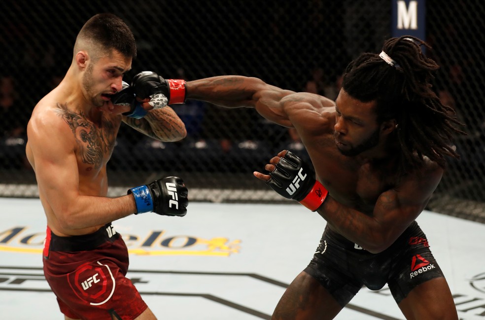 Desmond Green (dir.) venceu luta morna contra Charles Jourdain no UFC Rochester â?? Foto: Getty Images