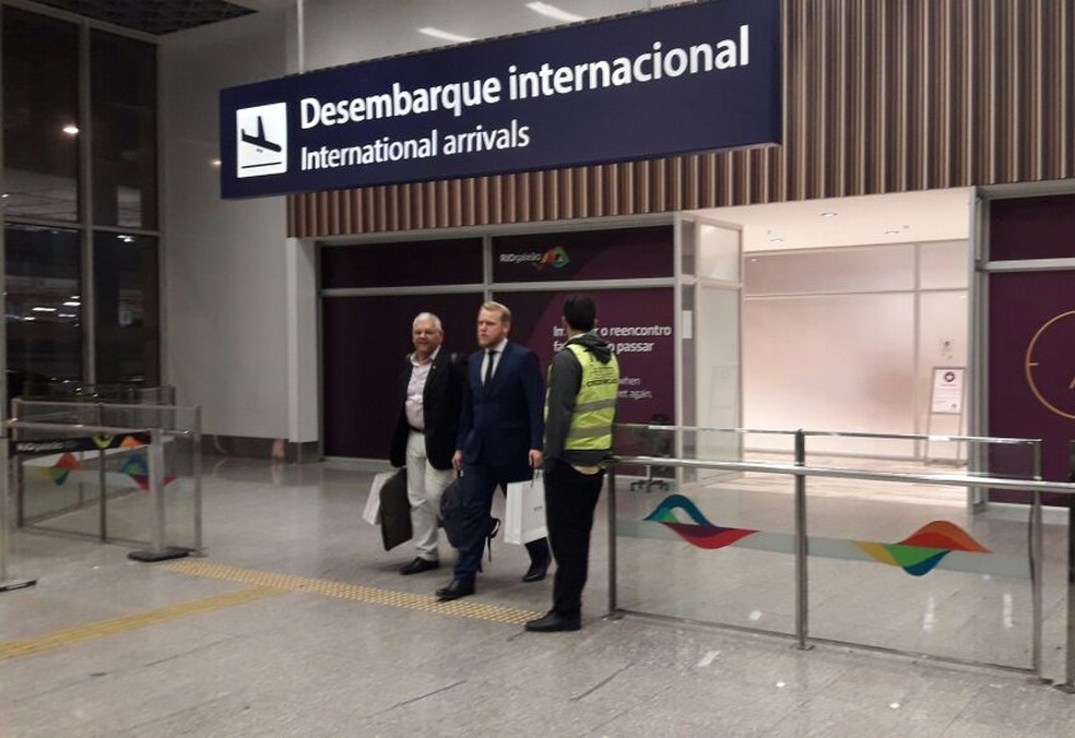 Luiz Carlos Cameron, de preto, e Pedro Fida, de azul, chegaram ao Rio nesta terça-feira (Foto: Bruno Giufrida)