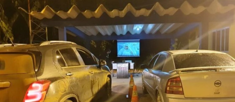 No período da noite, PRF-AC exibiu vídeos sobre trânsito no drive-thru no km 115 da BR-364 — Foto: Asscom/PRF-AC