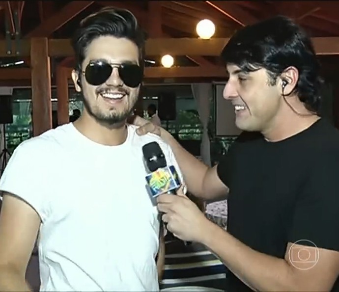 Luan Santana tem aniversário invadido por Bruno De Luca no 'Domingão' (Foto: TV Globo)
