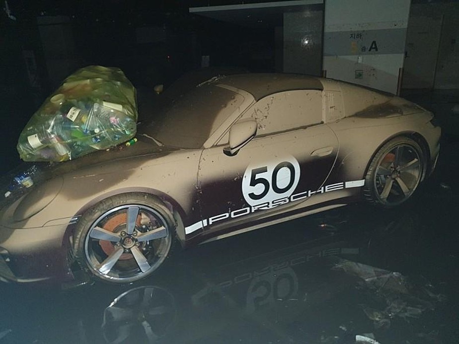Porsche 911 Targa Heritage Edition enchente furacão Coreia do Sul