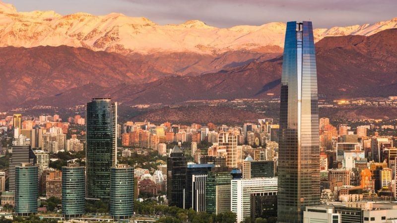 Grandes fortunas e população de baixa renda convivem em Santiago, capital do Chile (Foto: Getty Images via BBC News)