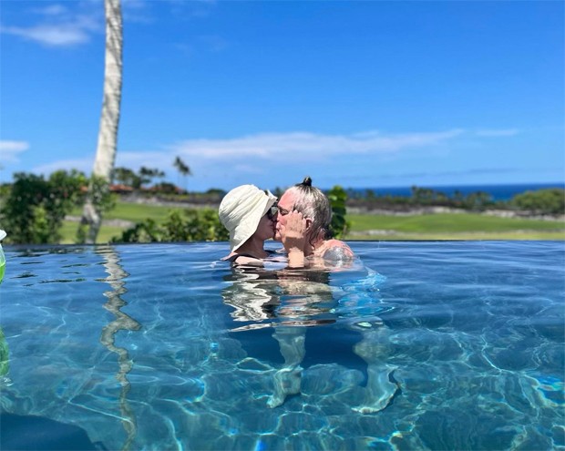 Sharon e Ozzy Osbourne estão curtindo férias românticas no Havaí (Foto: Reprodução / Instagram)