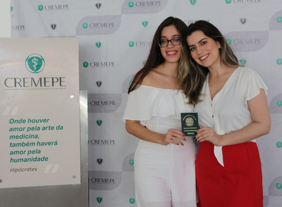 Ana Olívia (à direita) formou-se em medicina — Foto: Arquivo pessoal