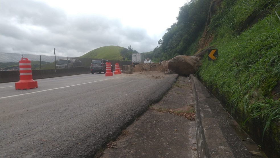 Parte das pedras que caíram na Via Dutra continua na pista — Foto: Weylla Gonçalves/TV Rio Sul
