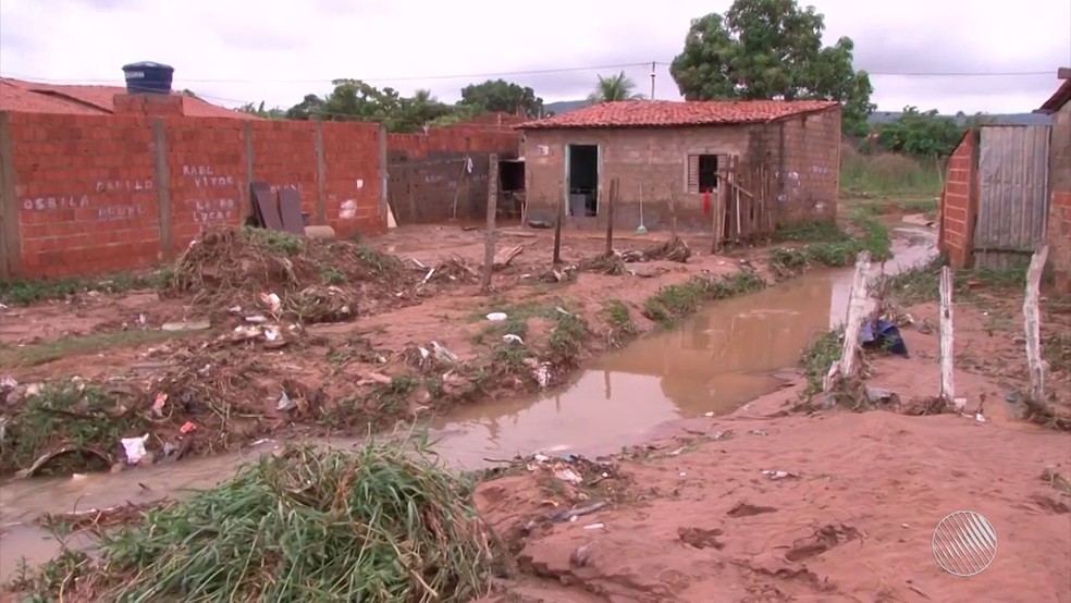 Moradores enfrentaram transtornos com água acumulada e lama nas ruas da cidade de Barreiras (Foto: Reprodução/TV Oeste)