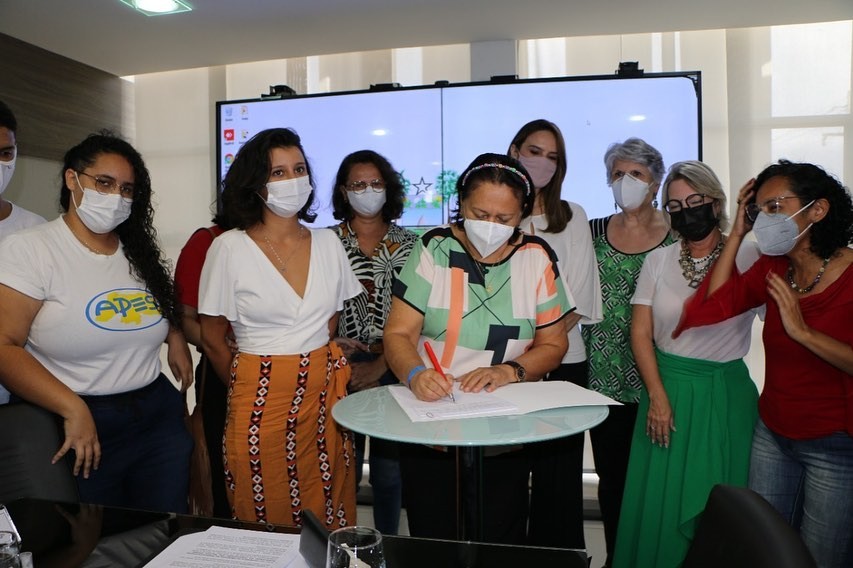A governadora do Rio Grande do Norte, Fátima Bezerra (PT) assina decreto de projeto de combate à pobreza menstrual (Foto: Divulgação)