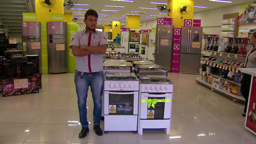 Funcionário de loja do Centro do Recife cruza os braços à espera de clientes (Foto: Reprodução/TV Globo)