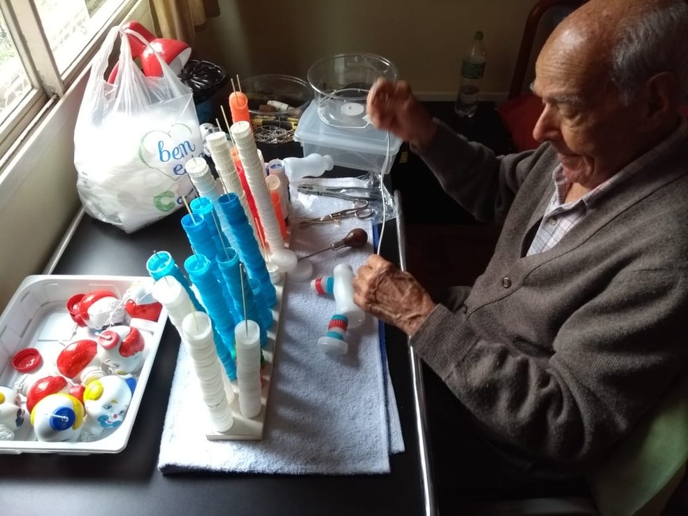 Seu João aproveita o tempo livre para fazer a alegria das crianças com palhacinhos — Foto: Arquivo pessoal/Maura Regina de Carvalho