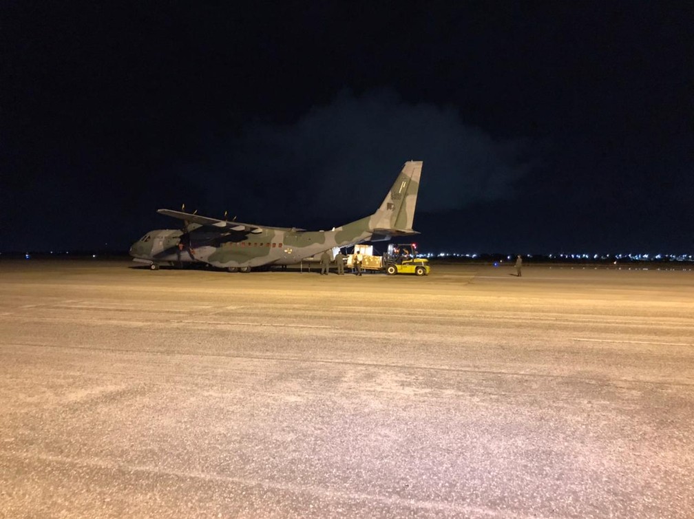 Avião da Força Aérea Brasileira com carregamento de concentradores de oxigênio enviados pelo Amazonas ao Rio Grande do Norte. — Foto: Ayrton Freire/Inter TV Cabugi