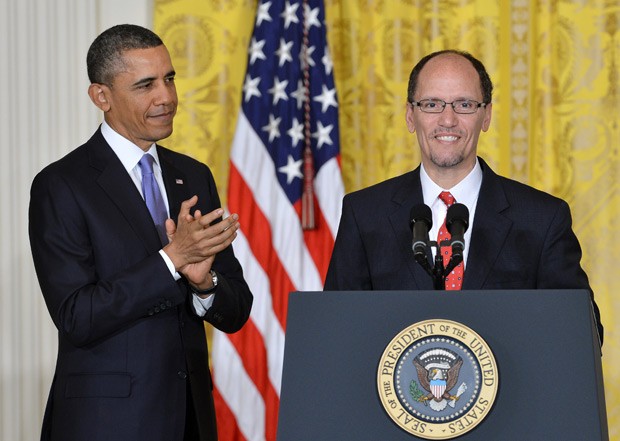 O presidente dos EUA, Barack Obama, apresenta o novo secretário do Trabalho, Tom Perez, nesta segunda-feira (18) na Casa Branca (Foto: AFP)