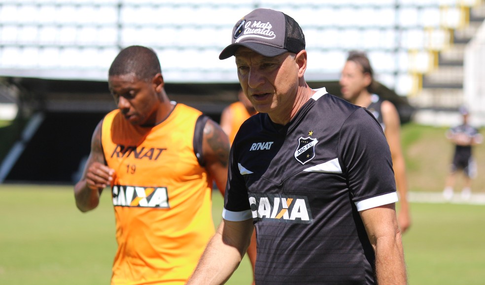 Márcio Fernandes faz observações durante treino no Frasqueirão (Foto: Andrei Torres/ABC)