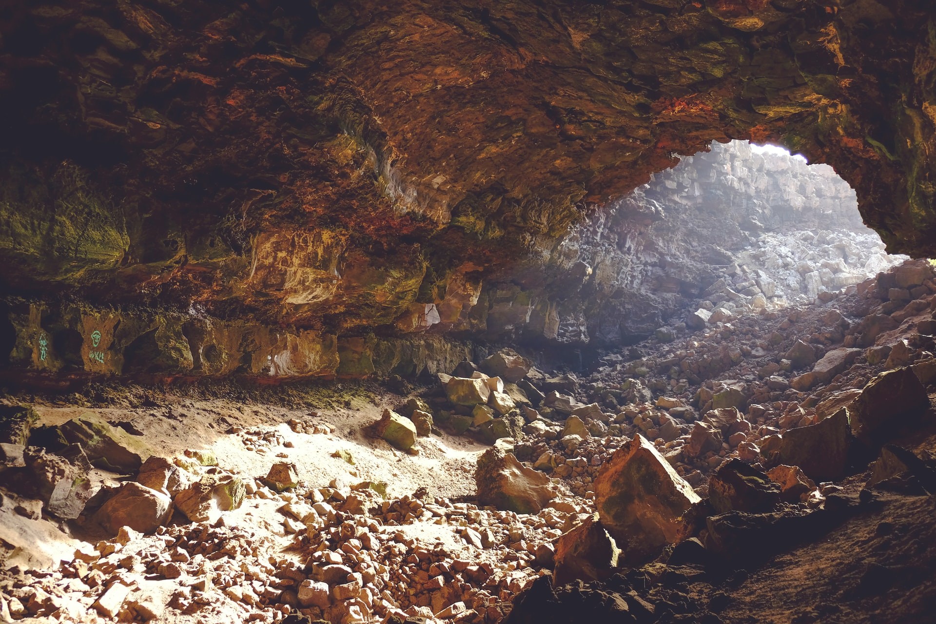 Espeleologia é o estudo das cavernas (Foto: Ksenia Kudelkina/Unsplash)