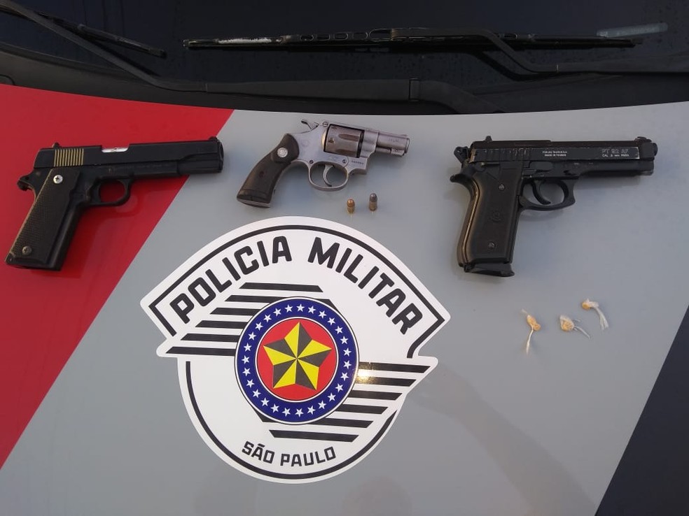Simulacros, revólver, droga e munições foram apreendidos (Foto: Polícia Militar/Divulgação)