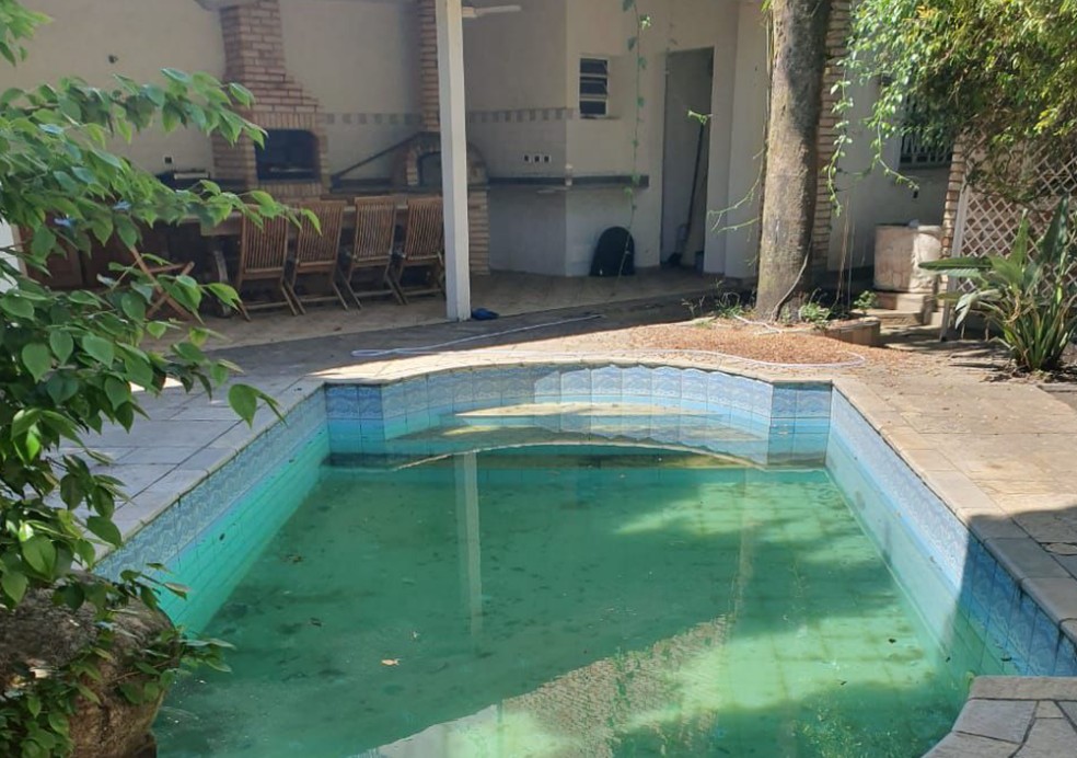 Imagem mostra a piscina da mansão em SP após a saída do casal — Foto: Reprodução