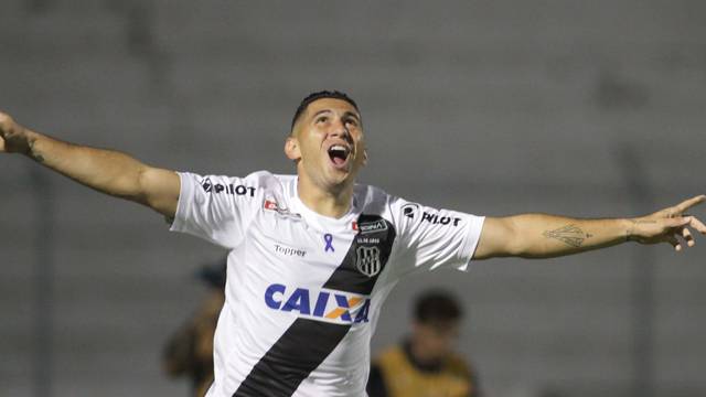 Danilo comemora primeiro gol da Ponte