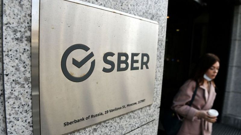 Sberbank, controlado pelo Estado, é um dos maiores bancos russos alvo de sanções da União Europeia (Foto: Getty Images via BBC News)