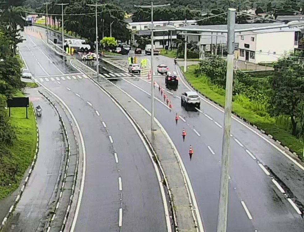 ApÃ³s quase 24 horas, rodovia dos Tamoios segue interditada por risco de queda de barreiras â Foto: ReproduÃ§Ã£o/Tamoios